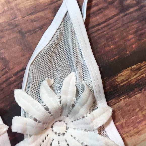 << White Flower Mesh Strappy Cheeky Bikini >> - Picture 5 of 8